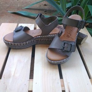 Strapped platform sandals